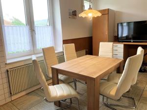TV a/nebo společenská místnost v ubytování 3 Zimmerwohnung mit Garten