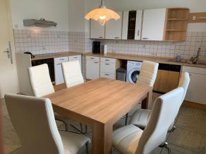Kuchyň nebo kuchyňský kout v ubytování 3 Zimmerwohnung mit Garten