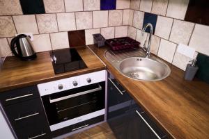 Kuchyň nebo kuchyňský kout v ubytování Apartments OCHERET