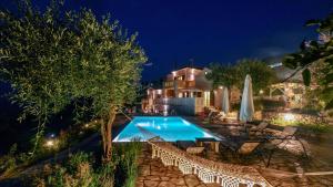 basen przed domem w nocy w obiekcie Villa Ionia w mieście Gaios