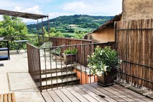 un balcón con escaleras y macetas. en La maison de Gaston au cœur du Luberon, en Villars