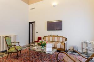 ein Wohnzimmer mit einem Bett, einem Tisch und Stühlen in der Unterkunft Dimora Novecento in Pescara