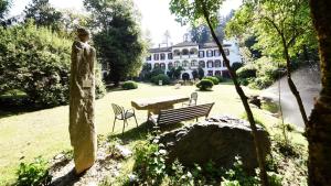 Castel Campan في بريسانون: تمثال ومقعد امام المنزل