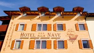 un bâtiment avec les mots hôtel alka rave sur lui dans l'établissement Hotel Ristorante Alla Nave, à Lavis