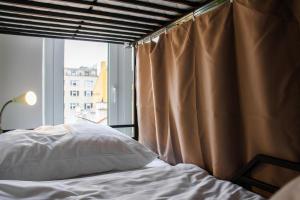 Posteľ alebo postele v izbe v ubytovaní Hostel Mandarinka
