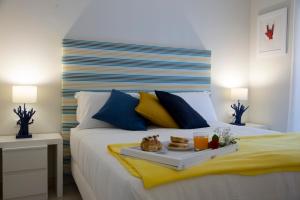 A bed or beds in a room at Sorrento ResArt Suite