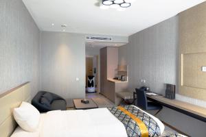 ストックホルムにあるLivington Hotelのベッドと机があるホテルの部屋 +17枚の写真