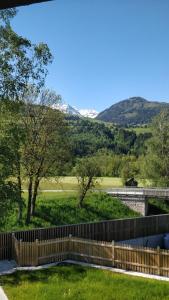 una valla con vistas a una montaña en Alpenblick, en Aich