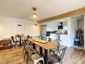 Un restaurante o sitio para comer en Gîte les Gambettes