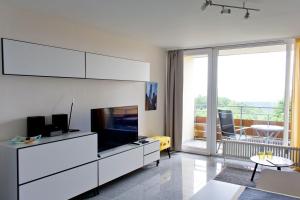 una sala de estar con un gran centro de entretenimiento blanco en ferienwohnungen-bendler, en Freyung