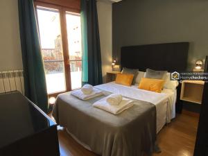 Un dormitorio con dos camas con toallas encima. en Alojamiento Centro de Salamanca, en Salamanca