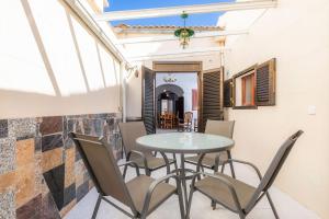 Un comedor con mesa y sillas en House by the sea in Can Picafort with terrace, en Can Picafort