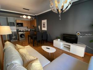 Una sala de estar con un sofá blanco y una mesa. en Alojamiento Centro de Salamanca, en Salamanca