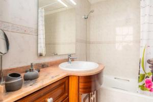 un baño con lavabo y espejo en House by the sea in Can Picafort with terrace, en Can Picafort 26 fotos más