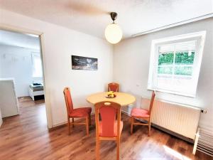 a dining room with a table and chairs and a window at Work& Stay Apartment mit 2 Schlafzimmern in Reutlingen