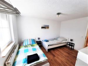 ロイトリンゲンにあるWork& Stay Apartment mit 2 Schlafzimmernのベッドルーム1室(ベッド2台、窓付)