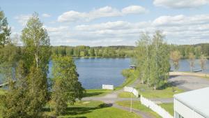 - Vistas al lago desde un edificio en Ikaalinen SPA & Resort, en Ikaalinen