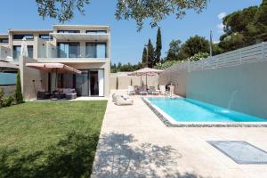 an image of a villa with a swimming pool at White Swan Villa in Kommeno