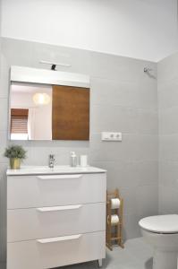 Un baño blanco con lavabo e inodoro. en Ca Tía Teresa, en Denia