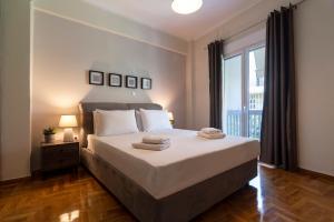 Кровать или кровати в номере Acropolis View 2BD Apt next to Museum & Metro