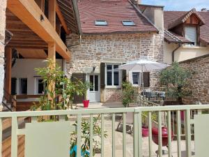 MontaiguL'INATTENDU Vue imprenable,clim,parking avec borne de recharge, ménage inclus的带阳台的房屋,配有遮阳伞