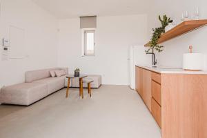salon z kanapą i stołem w obiekcie Amarelo Suites w mieście Klouvas