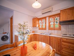 A kitchen or kitchenette at Orange House for big families in Damouchari - Delicious Houses
