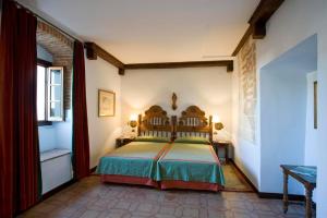 A bed or beds in a room at Parador de Plasencia