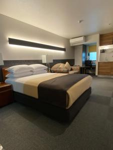 Postel nebo postele na pokoji v ubytování Hotel 草石庵