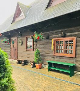 ein Haus mit einer grünen Bank davor in der Unterkunft Dreveničky Holúbkovia in Terchová