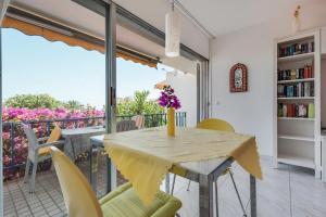 a dining room with a table and chairs at Casa Limona in Arona