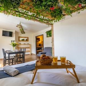 een kamer met een bed en een tafel met drankjes erop bij Studio élément - Terre in Saint-Aignan