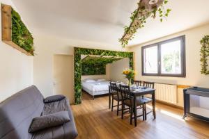 een woonkamer met een bank en een tafel bij Studio élément - Terre in Saint-Aignan