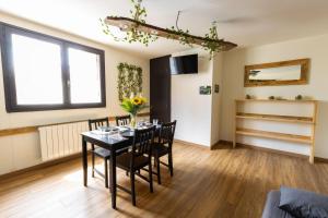 een eetkamer met een zwarte tafel en stoelen bij Studio élément - Terre in Saint-Aignan +7 foto's