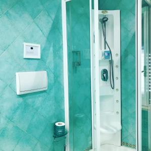 A bathroom at Sorrento ResArt Suite