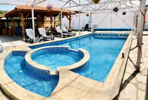 Bazén v ubytování Family Hotel Carpe Diem nebo v jeho okolí