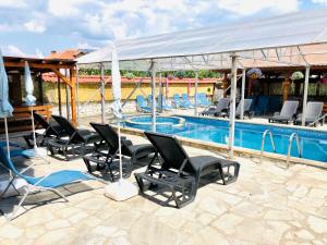 Bazén v ubytování Family Hotel Carpe Diem nebo v jeho okolí