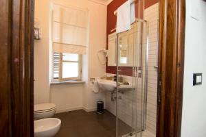 Koupelna v ubytování B&B 7 Rooms + 37 fotografií