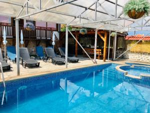 Bazén v ubytování Family Hotel Carpe Diem nebo v jeho okolí