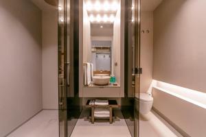 A bathroom at PortoBay Teatro 