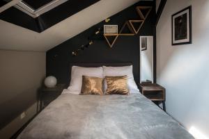 Brix Hostel في براغ: غرفة نوم عليها سرير ووسادتين