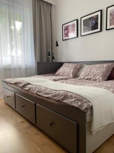 sypialnia z dużym łóżkiem z 2 poduszkami w obiekcie Apartament Podłęska w Krakowie