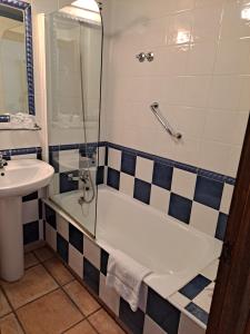 uma casa de banho com um chuveiro, uma banheira e um lavatório. em Hotel La Huerta em Isla