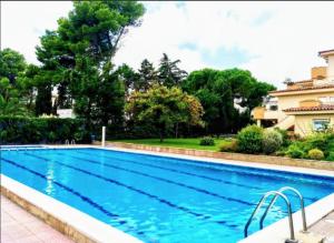 Bazén v ubytovaní Apartamentos Stil Mar Anna - L'Escala Stil Mar alebo v jeho blízkosti