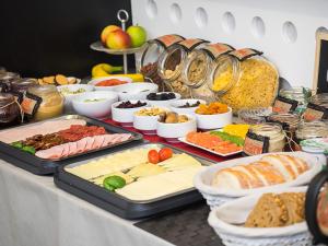 un buffet con muchos tipos diferentes de comida en una mesa en Casablanca Boutique Bed&Breakfast en Zagreb