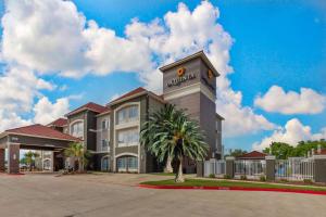 um grande edifício de apartamentos com uma torre de relógio em La Quinta by Wyndham Port Lavaca em Port Lavaca