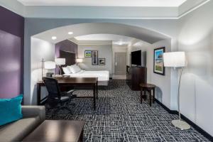una camera d'albergo con un letto e una scrivania di La Quinta by Wyndham Port Lavaca a Port Lavaca