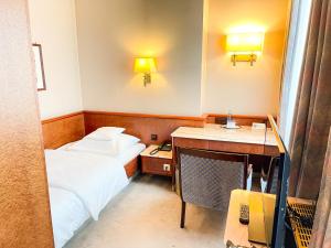 ein Hotelzimmer mit einem Bett und einem Schreibtisch in der Unterkunft Gästehaus Sophienstraße in Stuttgart