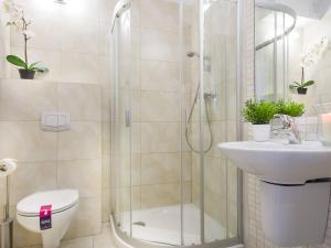 łazienka z prysznicem, toaletą i umywalką w obiekcie VacationClub – Zdrojowa 22 Apartament 5 w Świnoujściu