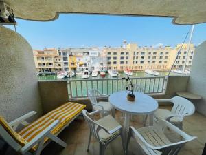 A balcony or terrace at PORT ROYAL B1 2-2 - Apartamento con vistas al canal - cerca playa